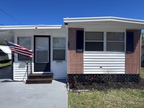 Exterior detail - Boat ramp + Kayaks + Game Room Adults Only Getaway Mobile Home (Ruskin)