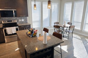 Dining - Enjoyable 2-bedroom apartment with AC in charming Katy (Katy)