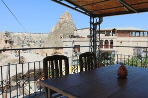 Outdoor dining - Ascension Cave Suite (Nevşehir)