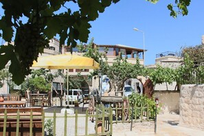 Outdoor dining - Ascension Cave Suite (Nevşehir)