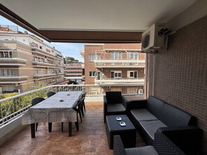 Outdoor dining - COZY HOUSE 5 MINUTES FROM SAN PIETRO INSIDE A GREEN AND QUIET RESIDENCE (Roma)