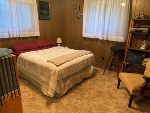 4 bedrooms, free WiFi, bed sheets, wheelchair access - Sunny 4-bedroom Hummingbird Chalet - public swim access to Green Lake close-by (Markesan)