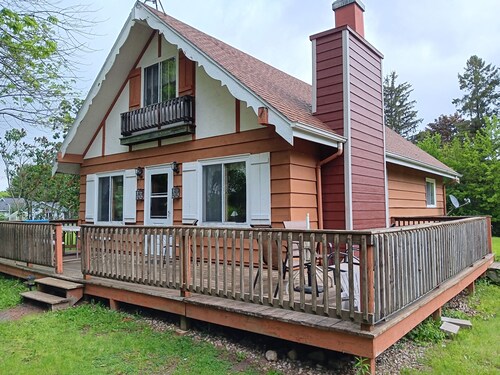 Sunny 4-bedroom Hummingbird Chalet with public swim access to Green Lake