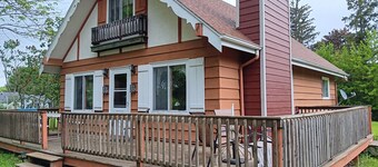 Sunny 4-bedroom Hummingbird Chalet with public swim access to Green Lake