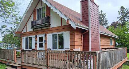 Sunny 4-bedroom Hummingbird Chalet with public swim access to Green Lake