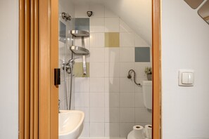 Shower, towels - Alfama Tiny by Homing (Lisbon)