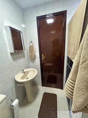 Douche, serviettes fournies, savon, papier toilette