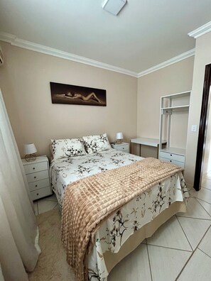 2 bedrooms, iron/ironing board, WiFi, bed sheets - Cozy apartment (1 suite, 1 single bedroom) 3 minutes from downtown Foz do Iguaçu. (Foz do Iguaçu)