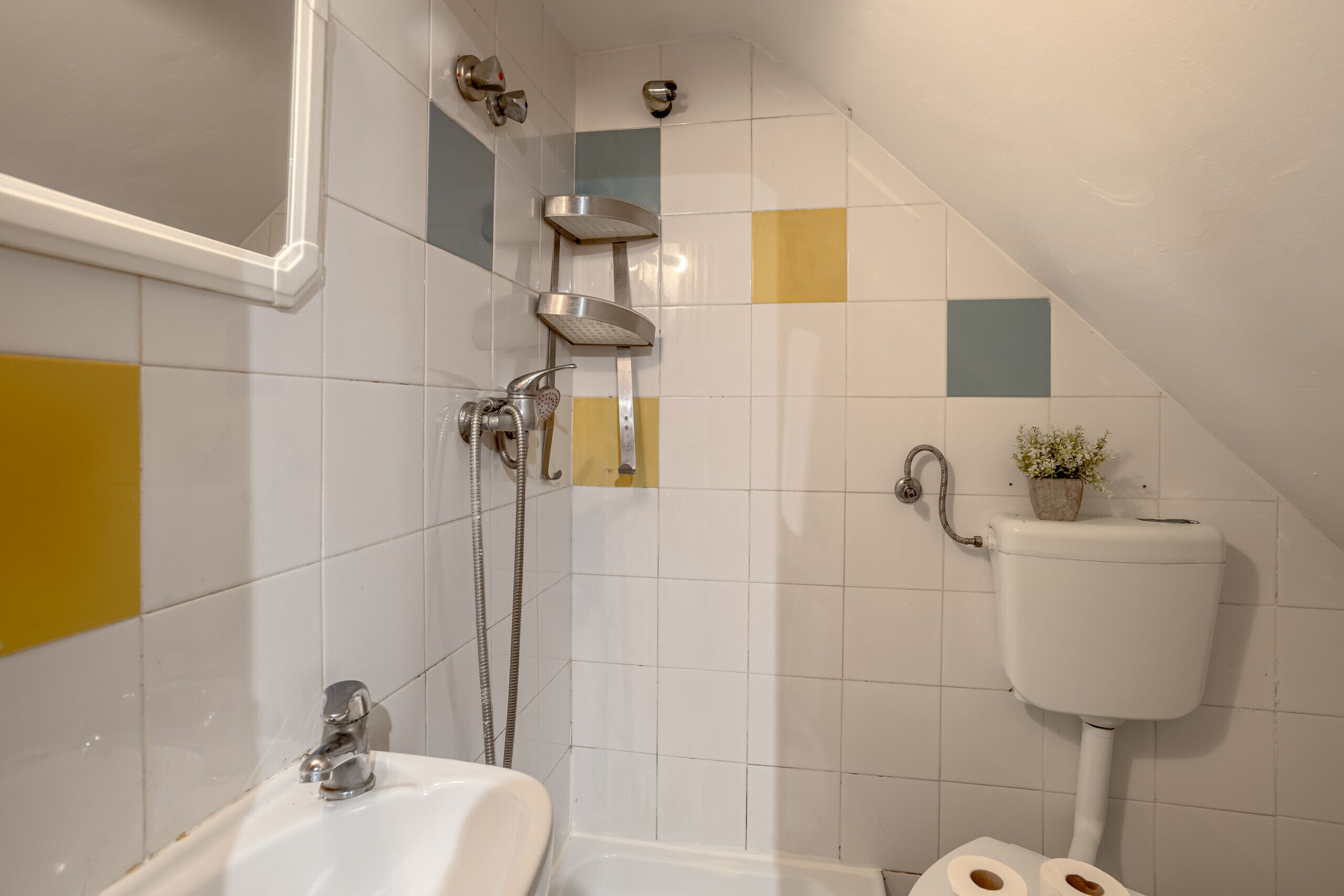 Ein Badezimmer mit Dusche, Toilette und Waschbecken.