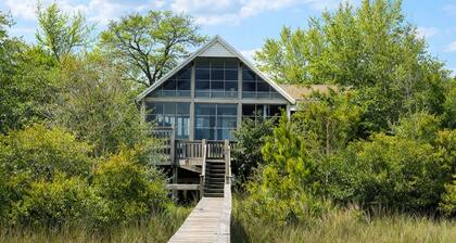 Charming White Oak River Cottage, Private Dock Fishing - Near Downtown Swansboro