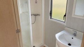 House, 3 Bedrooms, Balcony | Bathroom - Singh&leite Family L6 (Clacton-on-Sea)