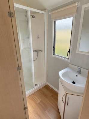 House, 3 Bedrooms, Balcony | Bathroom - Singh&leite Family L6 (Clacton-on-Sea)