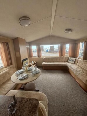 House, 3 Bedrooms, Balcony | Living room