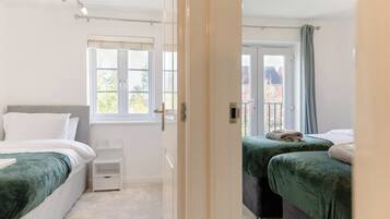 3 slaapkamers, een strijkplank/strijkijzer, gratis wifi, beddengoed
