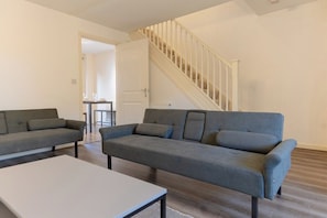 TV, books - Modern Home, Ideal for Contractors, FREE Parking. (Great Sankey)
