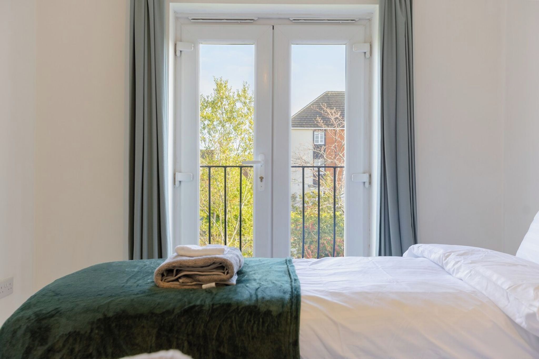 3 bedrooms, iron/ironing board, internet, bed sheets