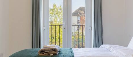 3 bedrooms, iron/ironing board, internet, bed sheets