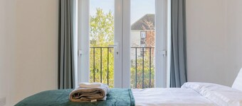 Modern Home, Ideal for Contractors, FREE Parking.