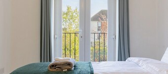 Modern Home, Ideal for Contractors, FREE Parking.