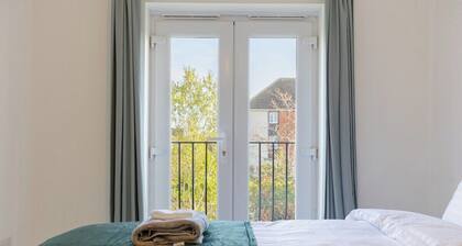 Modern Home, Ideal for Contractors, FREE Parking.