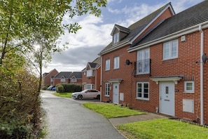 Exterior - Modern Home, Ideal for Contractors, FREE Parking. (Great Sankey)