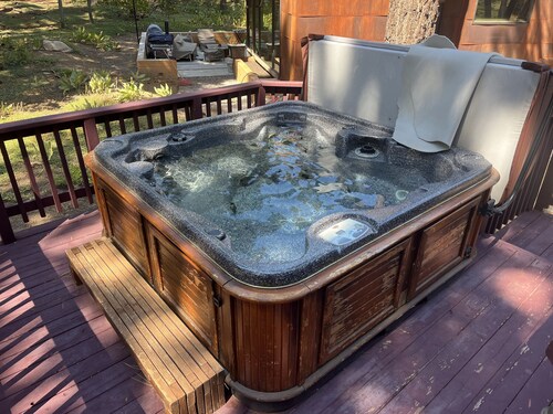 Peaceful Tahoe Donner 3 BR/3 BA Home with private Hot Tub and Sauna, EV Charging