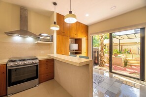 Fridge, microwave, oven, stovetop - Casa Kolibrí - 8 Bedrooms + Pool + Outdoor Kitchen + Coworking (Mérida)