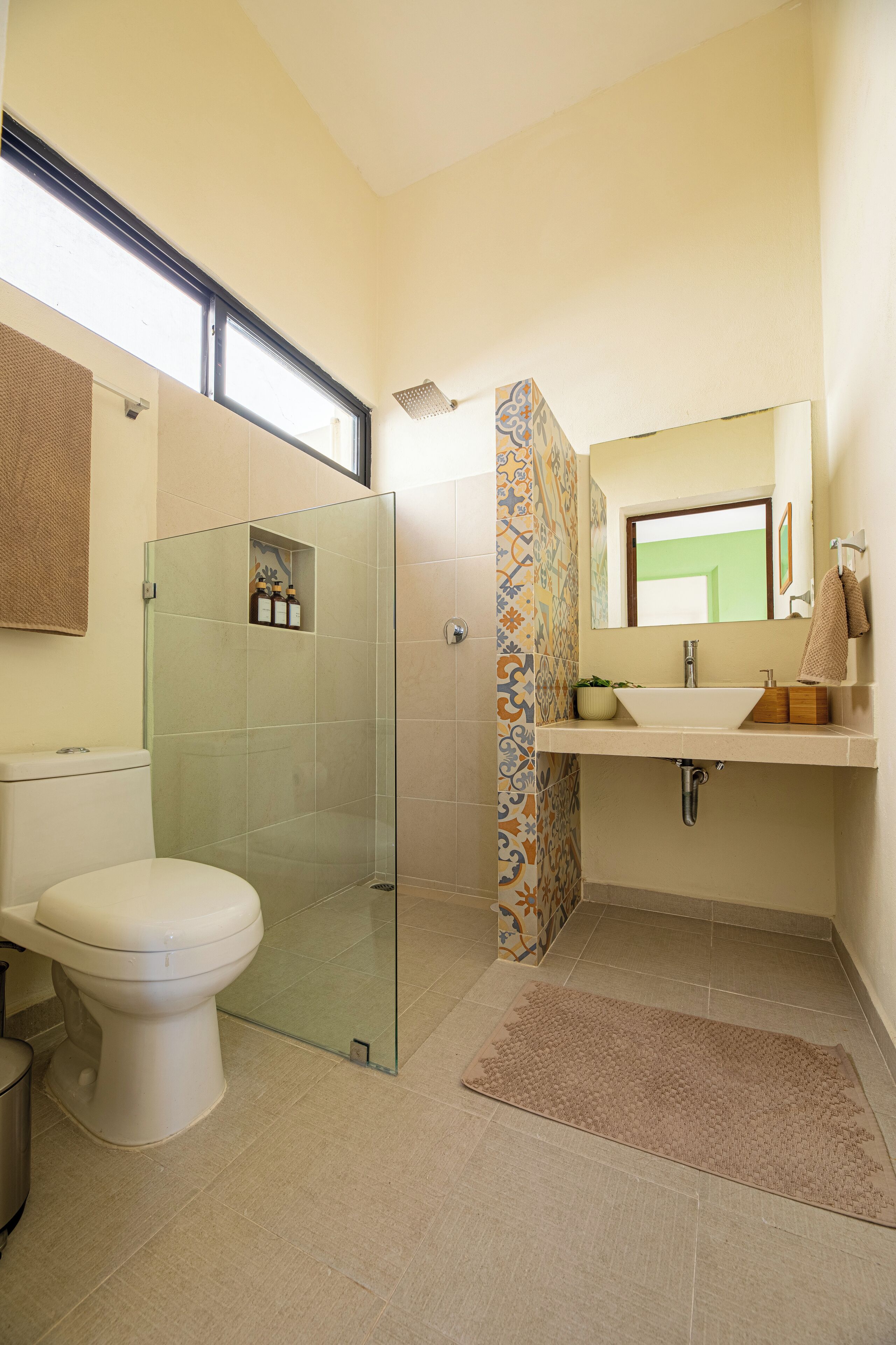 Regadera, toallas, jabón, papel de baño 