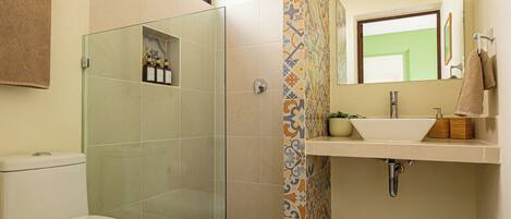 Regadera, toallas, jabón, papel de baño