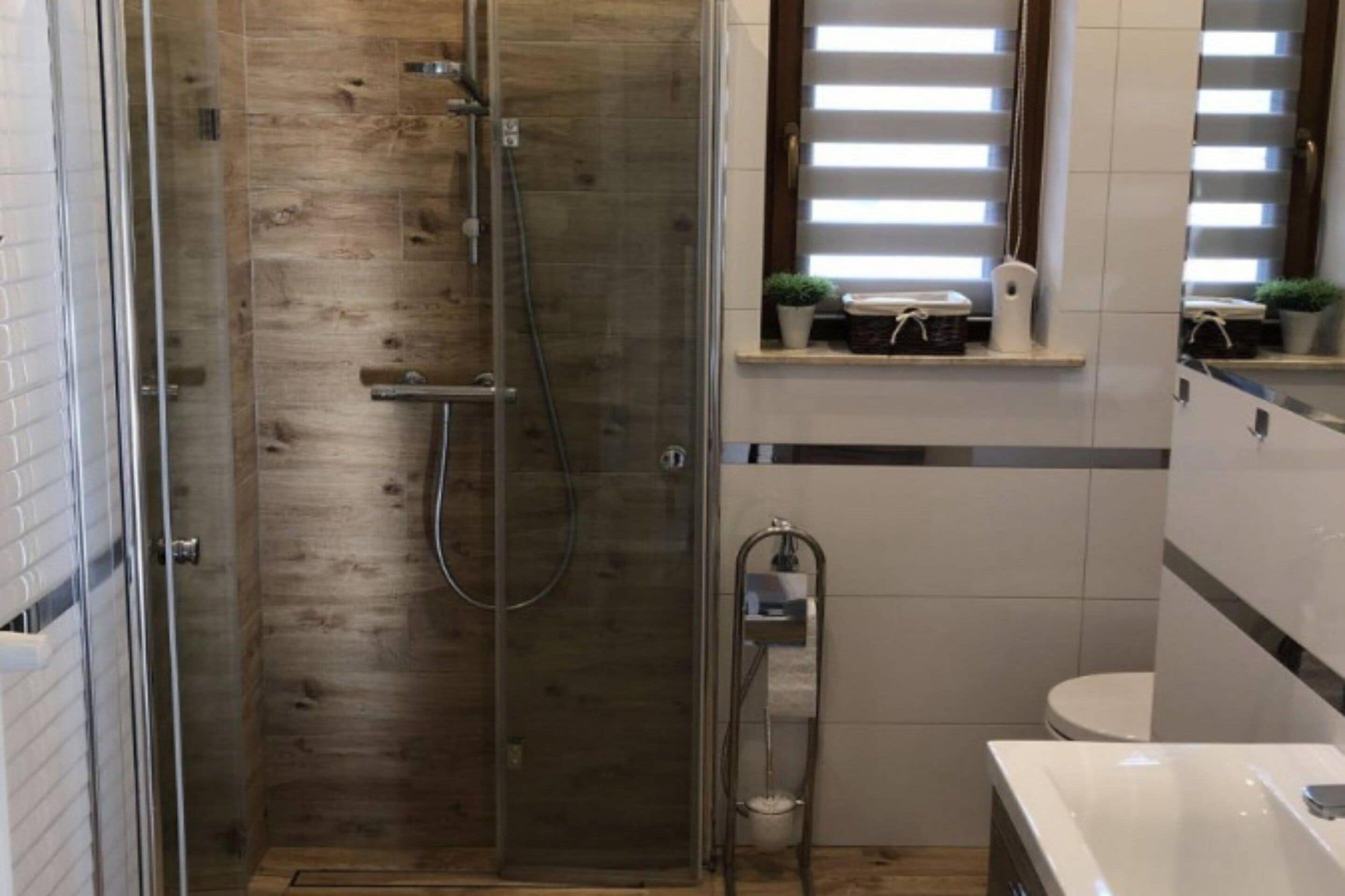 Ein Badezimmer mit Duschkabine, Toilette und Waschbecken.