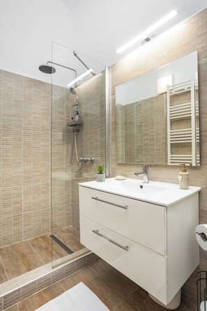 Shower, hair dryer, towels, soap - Charming 1-bedroom apartment in the heart of Brașov (Brașov)