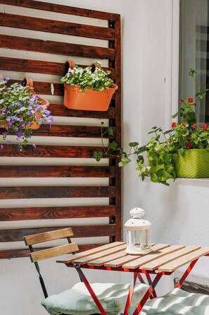 Outdoor dining - Charming 1-bedroom apartment in the heart of Brașov (Brașov)