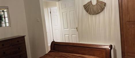 2 soverom, strykejern/-brett, wi-fi og sengetøy