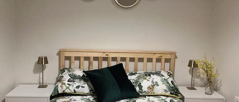 2 habitaciones, tabla de planchar con plancha, wifi y ropa de cama