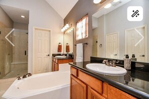 Jetted bath, towels, soap, toilet paper - Downtown Home minutes away from all FIFA activities (Houston)