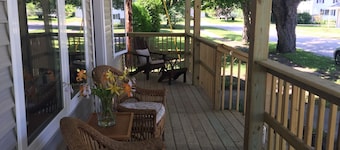 Cozy Getaway Near Downtown Frankfort – Walk to Beaches, Trails & Dining