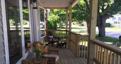 Cozy Getaway Near Downtown Frankfort – Walk to Beaches, Trails & Dining