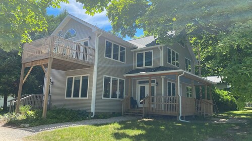 Cozy Getaway Near Downtown Frankfort – Walk to Beaches, Trails & Dining