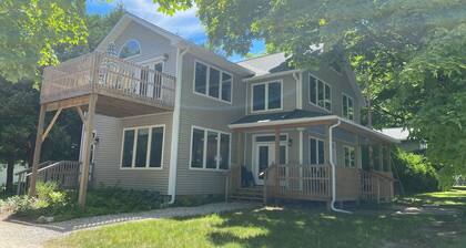 Cozy Getaway Near Downtown Frankfort – Walk to Beaches, Trails & Dining