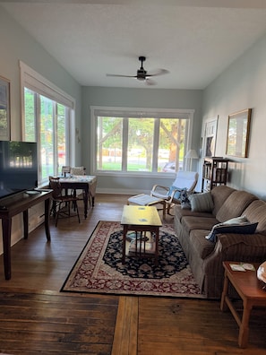 Smart TV - Cozy Getaway Near Downtown Frankfort – Walk to Beaches, Trails & Dining (Frankfort)