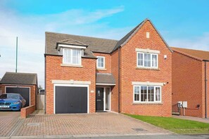 Exterior - 4 Bedroom Comfort Stylish Home in Central Barnsley (Monk Bretton)