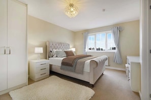 4 bedrooms, iron/ironing board, WiFi, bed sheets - 4 Bedroom Comfort Stylish Home in Central Barnsley (Monk Bretton)