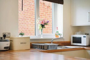 Fridge, microwave, oven, stovetop - 4-Bed Comfort Stylish Home in Central Barnsley (Monk Bretton)