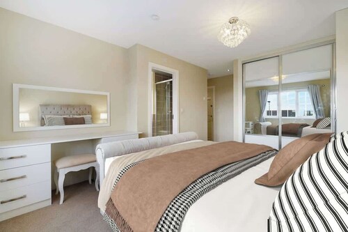 4 Bedroom Comfort Stylish Home in Central Barnsley