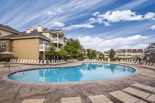 One Click Away from Vacay - Full Resort Access - 2 Bedroom / 2 Bath - Sleep 6