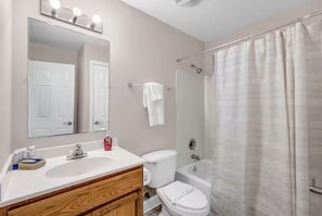 Studio | Bathroom - Seashell and Sand Studio (Biloxi)