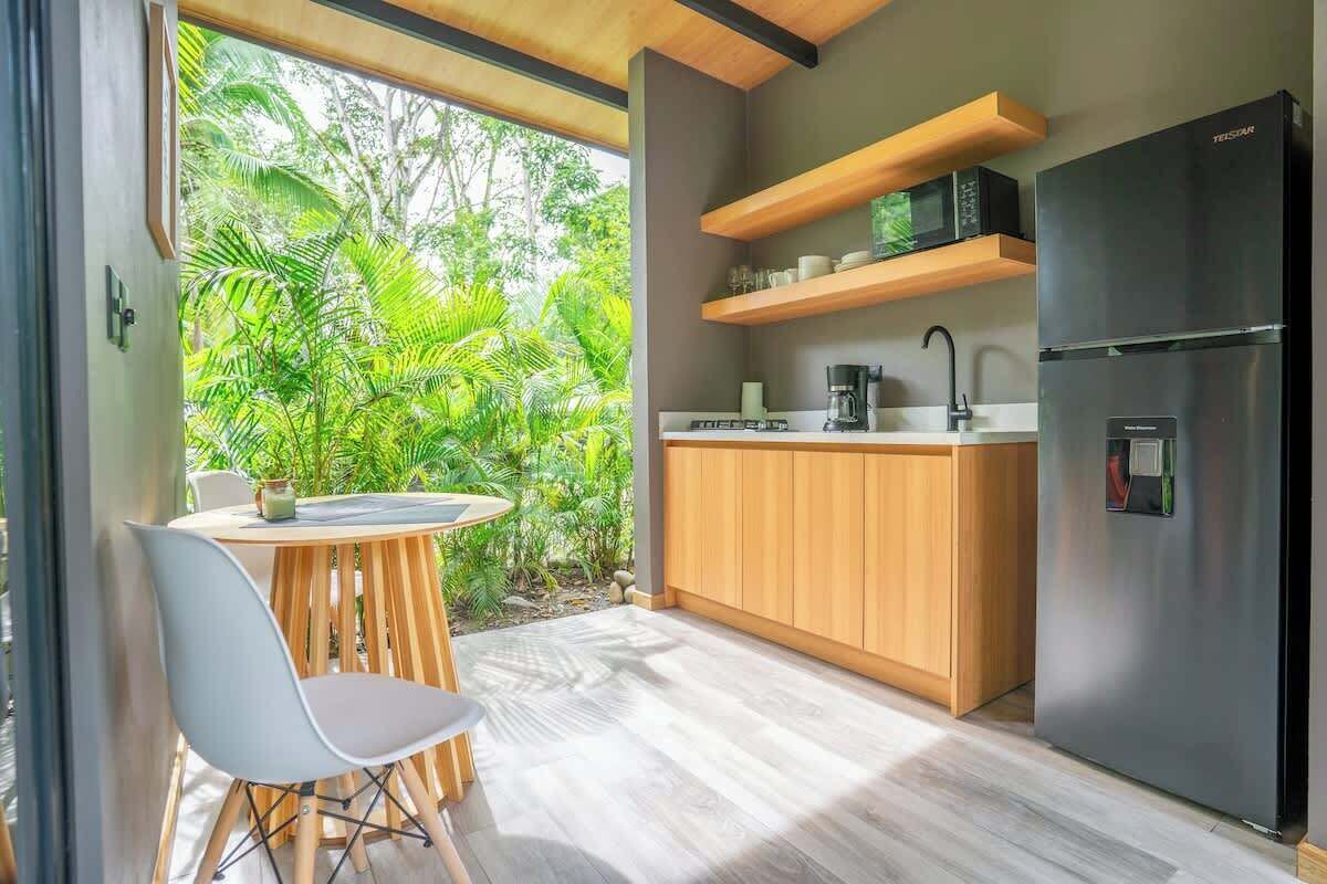 Réfrigérateur, micro-ondes, cafetière/bouilloire, bouilloire électrique