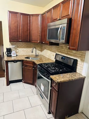 Unclassified image, 3 of 17, button - Contemporary Comfort in Prime Location (Irvington)