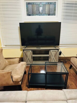 Unclassified image, 5 of 17, button - Contemporary Comfort in Prime Location (Irvington)