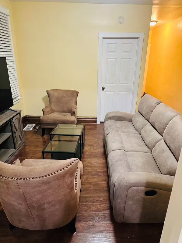 Unclassified image, 1 of 17, button - Contemporary Comfort in Prime Location (Irvington)